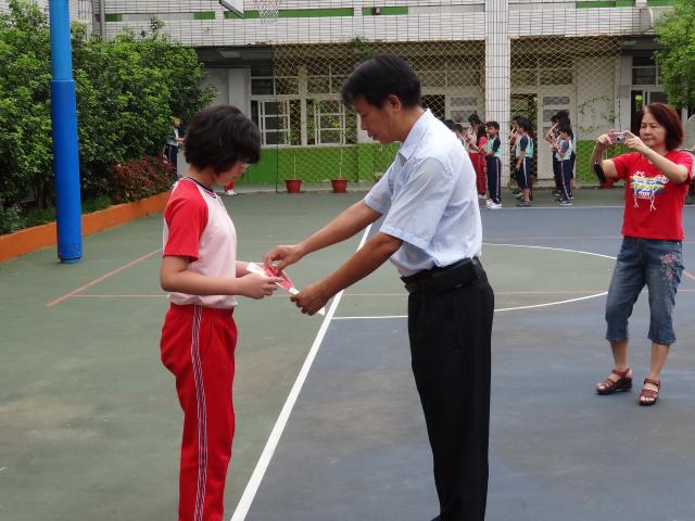 校長親自頒獎給獲獎學生
