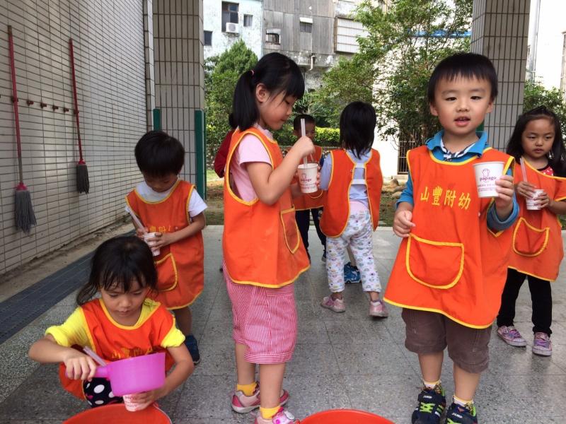 1041029用吸管來吹出泡泡 (21).jpg