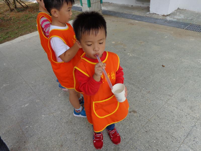 1041029用吸管來吹出泡泡 (25).JPG