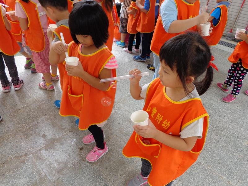 1041029用吸管來吹出泡泡 (29).JPG