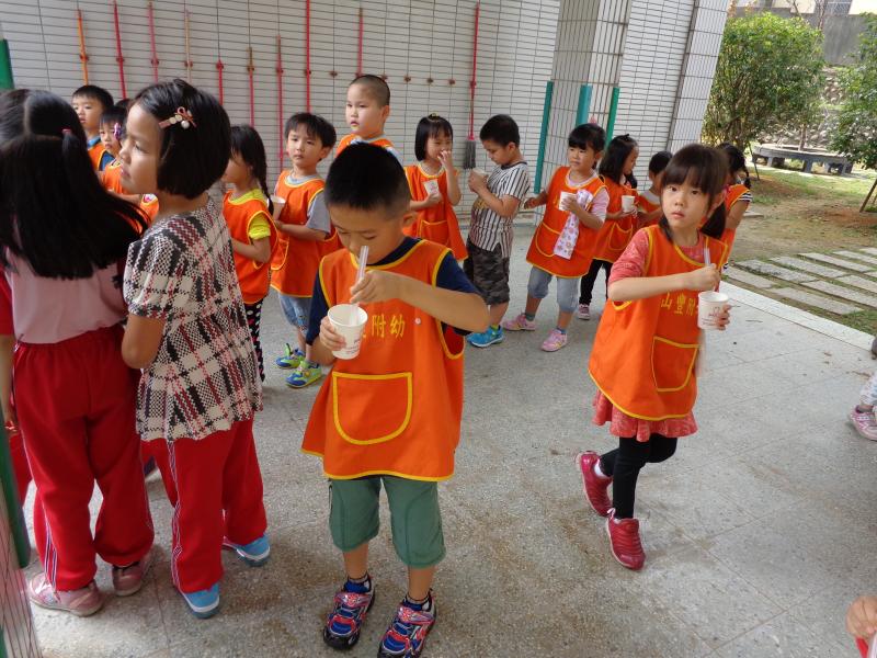 1041029用吸管來吹出泡泡 (35).JPG