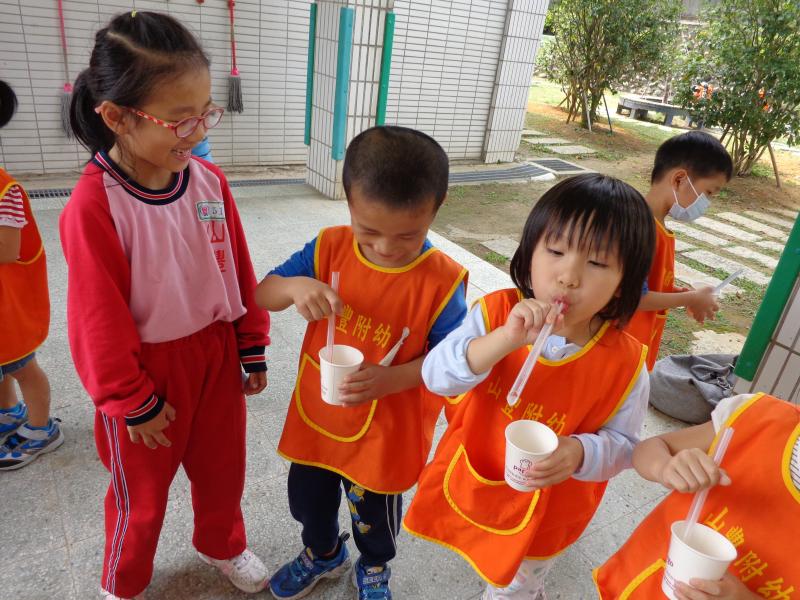 1041029用吸管來吹出泡泡 (40).JPG