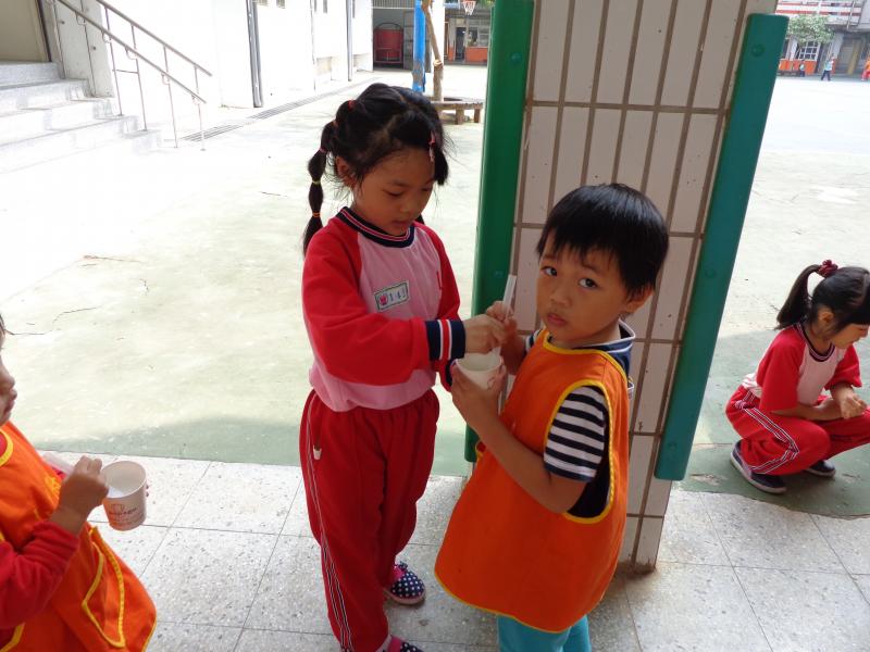 1041029用吸管來吹出泡泡 (43).JPG