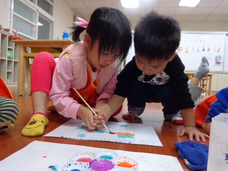 1041110艾瑪水彩混色遊戲 (1).JPG
