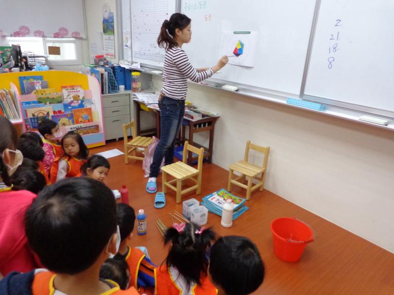1041110艾瑪水彩混色遊戲 (14).JPG