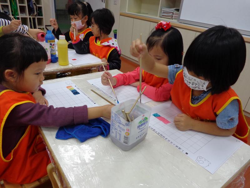1041110艾瑪水彩混色遊戲 (16).JPG