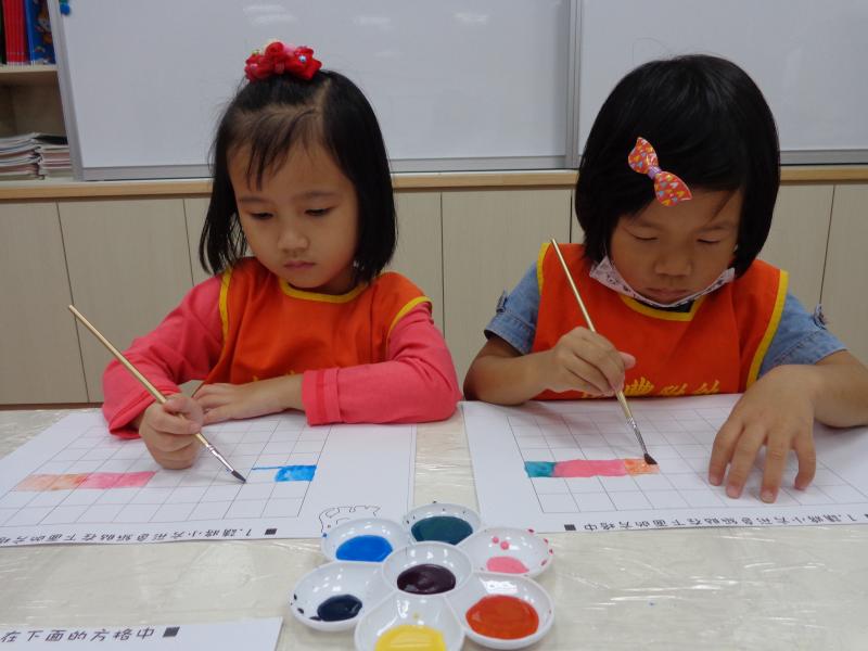 1041110艾瑪水彩混色遊戲 (17).JPG
