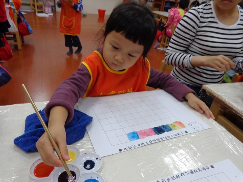 1041110艾瑪水彩混色遊戲 (18).JPG
