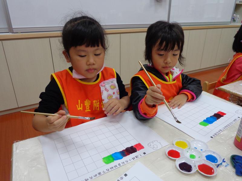 1041110艾瑪水彩混色遊戲 (20).JPG