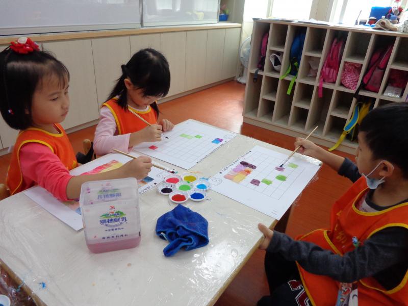 1041110艾瑪水彩混色遊戲 (40).JPG