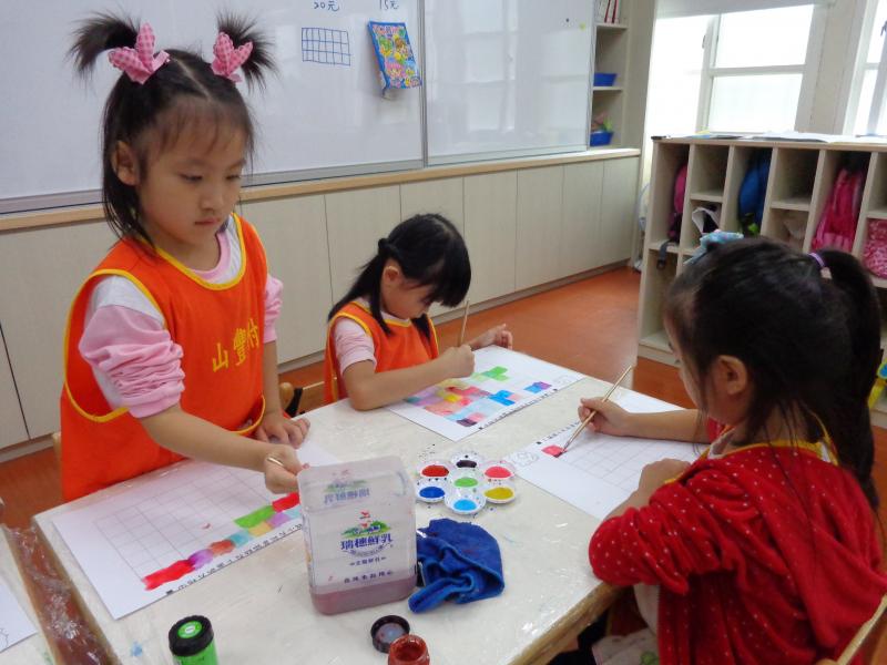1041110艾瑪水彩混色遊戲 (50).JPG