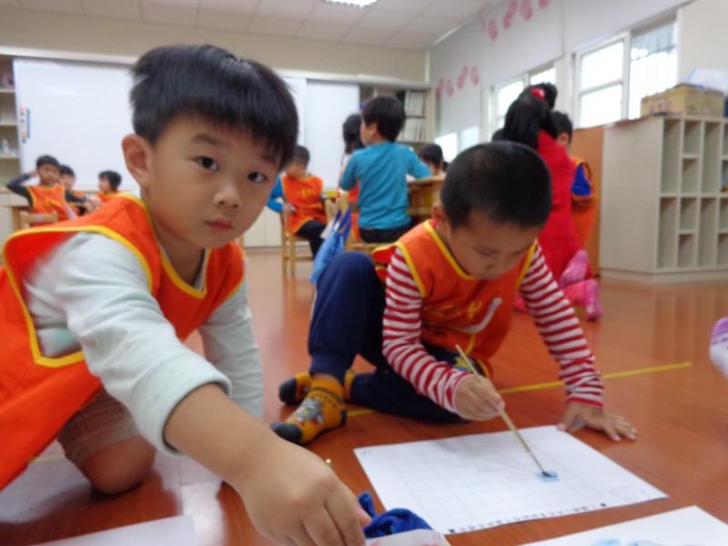 1041110艾瑪水彩混色遊戲 (81).JPG