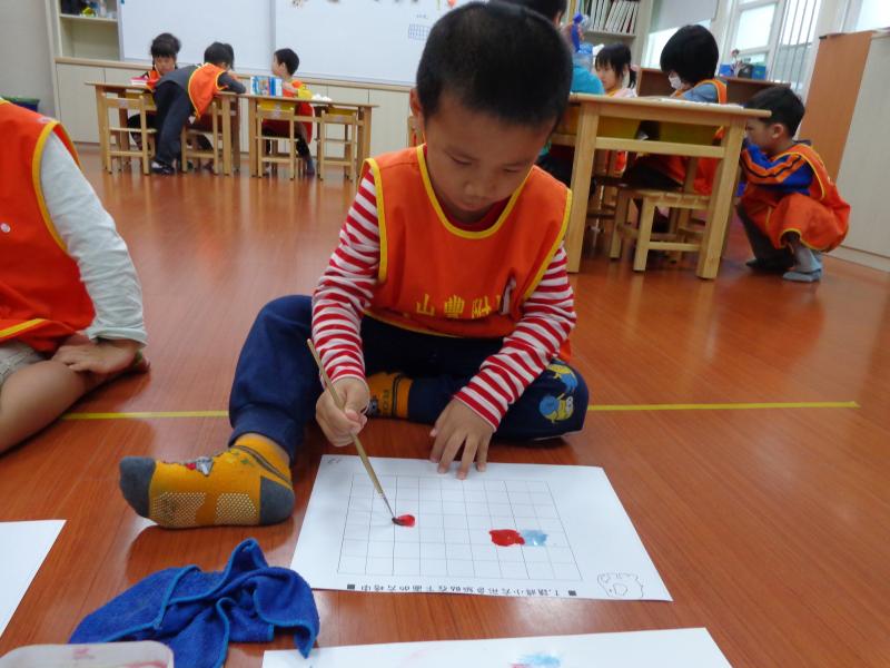 1041110艾瑪水彩混色遊戲 (82).JPG