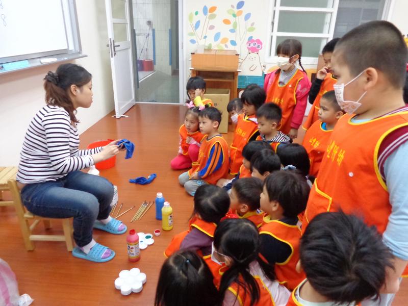 1041110艾瑪水彩混色遊戲 (9).JPG