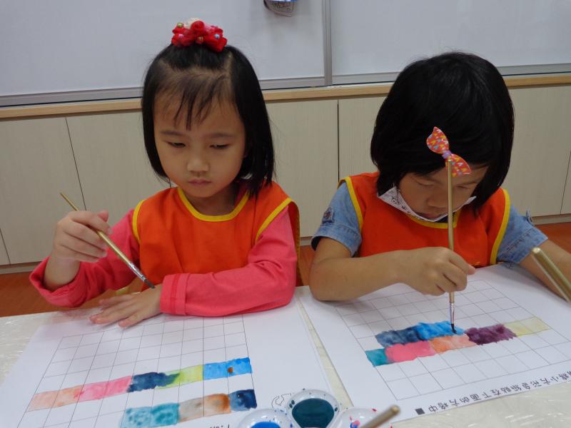 1041110艾瑪水彩混色遊戲 (98).JPG